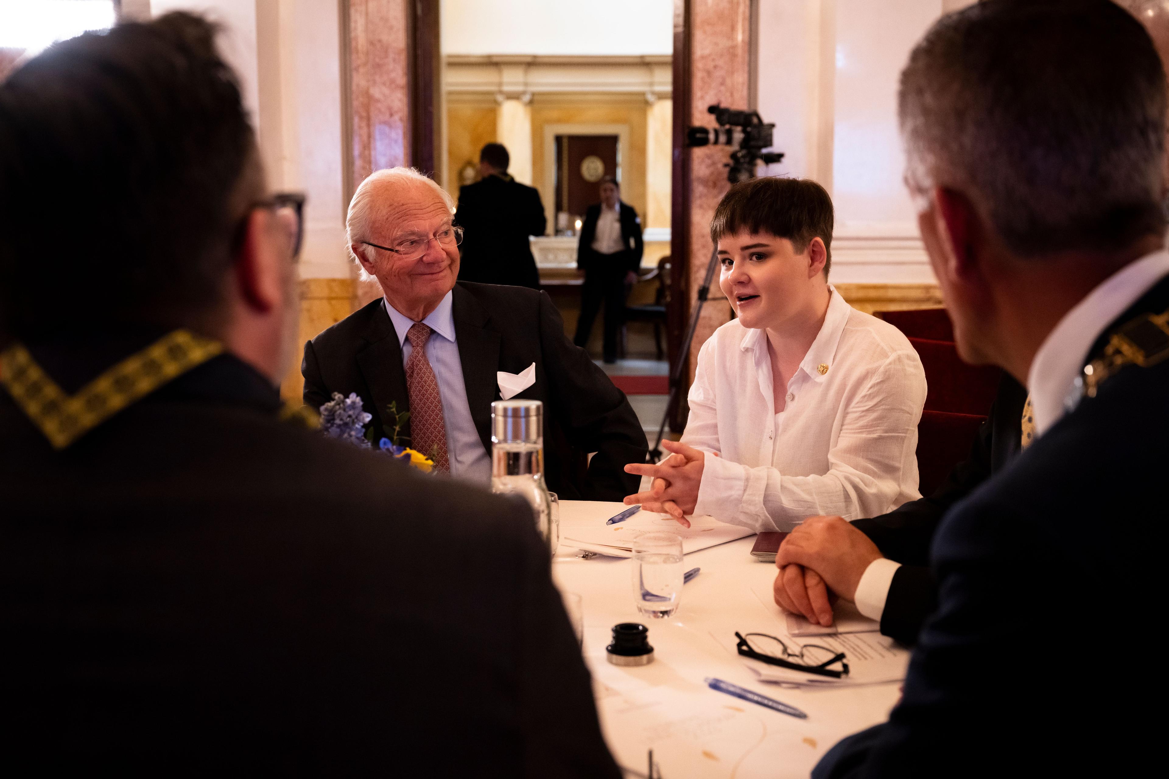 En av Stiftelsen Ungt ledarskaps stipendiater i samtal med bland andra Kung Carl XVI Gustaf